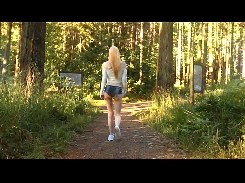 ❤️ Schöne Frau bewegt sich langsam, nicht nackt Video ❤❌ Sex video bei uns de.sexeey.ru ❌️❤
